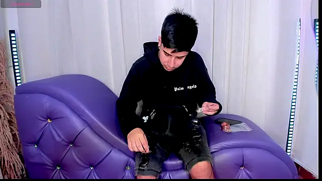 Snapshot of Yourslust_ chatting on November 2025 01:33:02 PM Yourslust online show from November 2025 01:33:02 PM