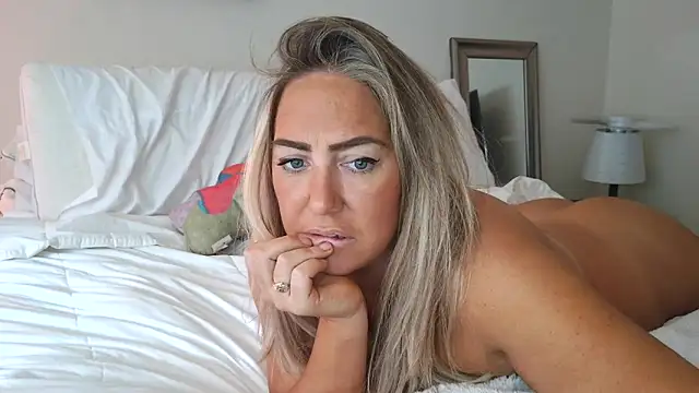 Snapshot of sunshinekisses chatting on November 2025 03:44:02 PM sunshinekisses online show from November 2025 03:44:02 PM