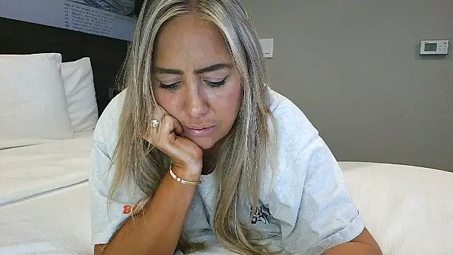 Snapshot of sunshinekisses chatting on February 2026 07:06:02 PM sunshinekisses online show from February 2026 07:06:02 PM