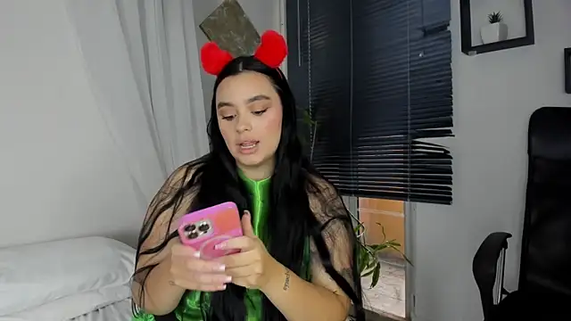 Snapshot of Cristal_Cutte chatting on December 2024 01:29:02 PM Cristal Cutte online show from December 2024 01:29:02 PM