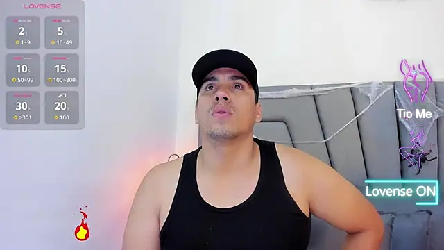 Snapshot of Vale_n_Matt chatting on October 2025 04:45:01 AM Vale n Matt online show from October 2025 04:45:01 AM