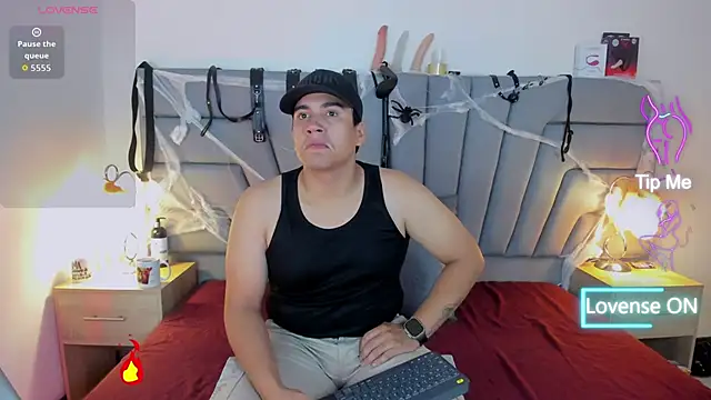 Snapshot of Vale_n_Matt chatting on October 2025 03:43:02 AM Vale n Matt online show from October 2025 03:43:02 AM