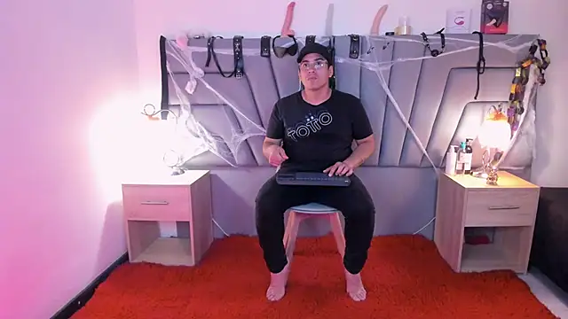 Snapshot of Vale_n_Matt chatting on October 2025 03:42:02 AM Vale n Matt online show from October 2025 03:42:02 AM