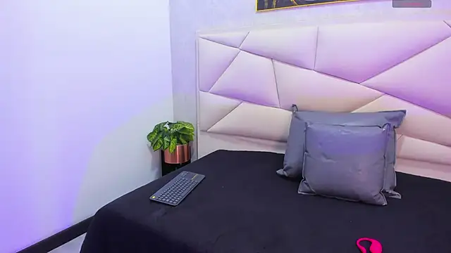 Snapshot of Vale_n_Matt chatting on November 2025 01:48:01 AM Vale n Matt online show from November 2025 01:48:01 AM