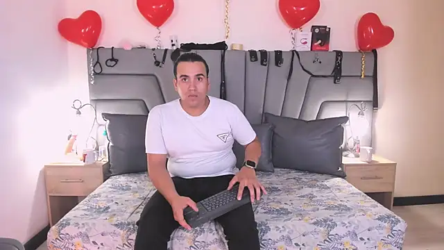 Snapshot of Vale_n_Matt chatting on November 2025 03:38:01 AM Vale n Matt online show from November 2025 03:38:01 AM