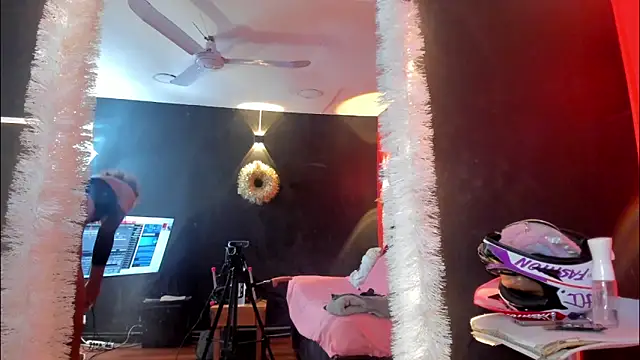 Snapshot of YayaHilton chatting on December 2025 05:04:02 AM YayaHilton online show from December 2025 05:04:02 AM