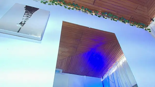 Naia x online show from December 2025 08:17:01 PM