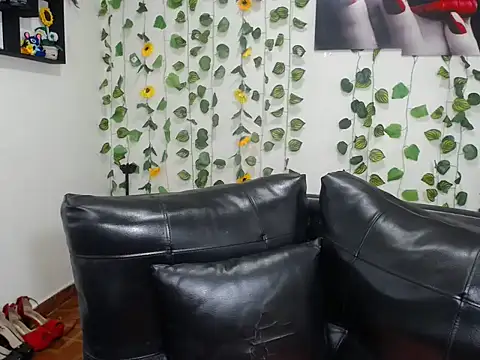 Snapshot of OLIVIAMISSY_02 chatting on November 2025 01:32:02 PM OLIVIAMISSY 02 online show from November 2025 01:32:02 PM