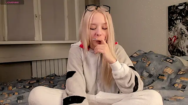 EngelFugler online show from February 2025 01:48:02 PM