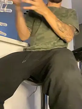 Snapshot of MrSoulMommy chatting on December 2024 10:25:02 PM MrSoulMommy online show from December 2024 10:25:02 PM