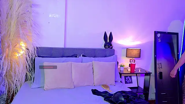 Rouse Hilton online show from October 2025 09:47:02 PM