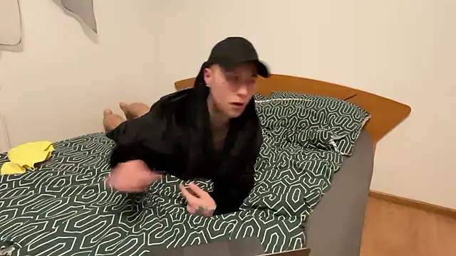 Snapshot of Antik chatting on February 2025 11:30:02 PM Antik online show from February 2025 11:30:02 PM