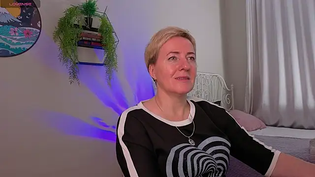 Nika Smit online show from November 2025 05:18:02 AM