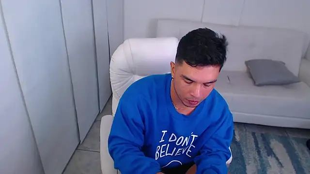 estebandelouis online show from February 2025 03:20:02 PM