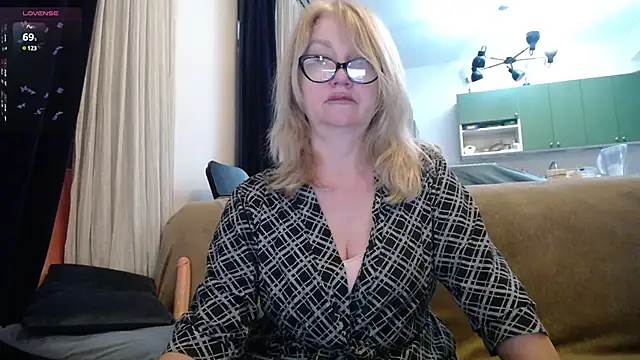 Blond Woman online show from February 2025 08:46:01 PM