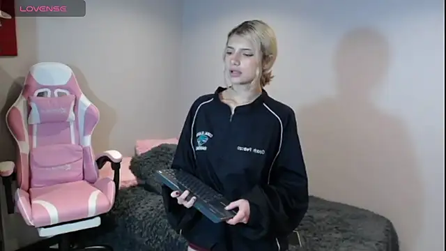 HiScarlett online show from February 2025 12:25:02 PM