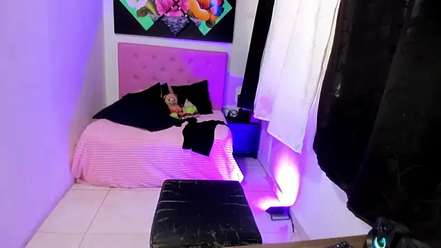 issa kitty online show from November 2025 07:05:02 PM