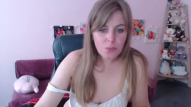 Snapshot of Hot_Milady chatting on May 2026 08:08:02 AM Hot Milady online show from May 2026 08:08:02 AM