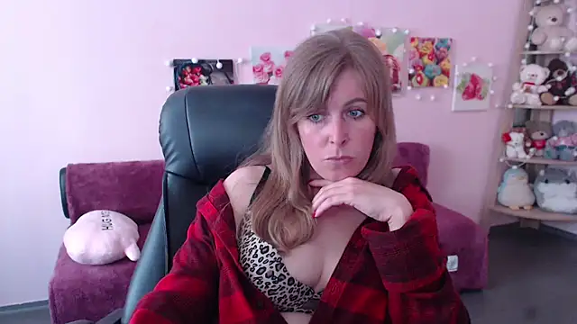 Snapshot of Hot_Milady chatting on May 2026 07:37:02 AM Hot Milady online show from May 2026 07:37:02 AM