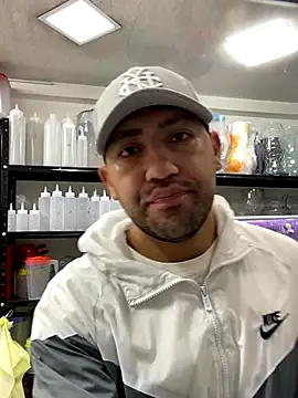 JuanZapata33 online show from November 2025 07:25:02 PM