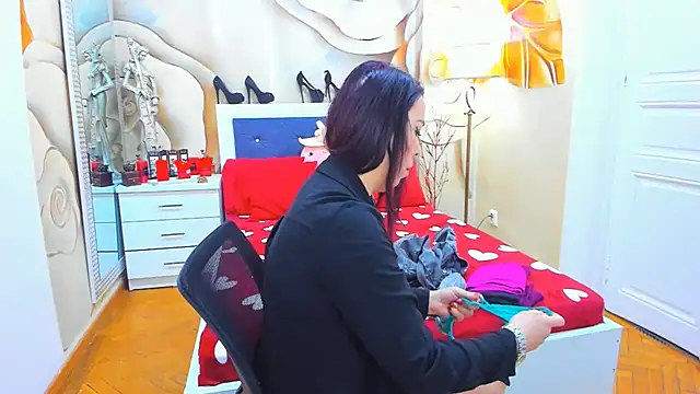 Snapshot of LauraSin chatting on February 2025 04:28:02 AM LauraSin online show from February 2025 04:28:02 AM