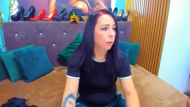 Snapshot of LauraSin chatting on October 2025 03:29:02 AM LauraSin online show from October 2025 03:29:02 AM