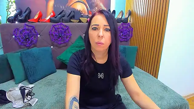 Snapshot of LauraSin chatting on October 2025 04:35:02 AM LauraSin online show from October 2025 04:35:02 AM