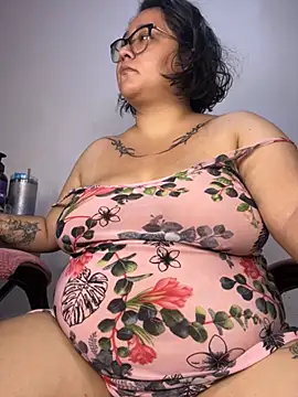 Snapshot of CinnamonCookiez chatting on October 2025 04:02:01 AM CinnamonCookiez online show from October 2025 04:02:01 AM