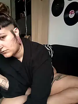 Snapshot of SweetPivoinee chatting on December 2024 01:17:01 PM SweetPivoinee online show from December 2024 01:17:01 PM