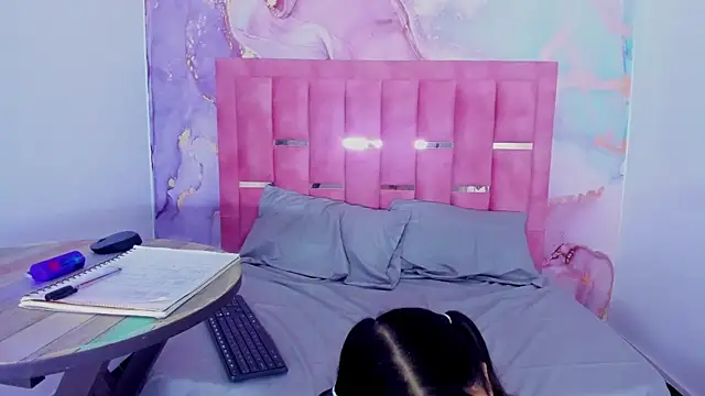 Snapshot of LizzMartin chatting on December 2024 10:23:01 PM LizzMartin online show from December 2024 10:23:01 PM