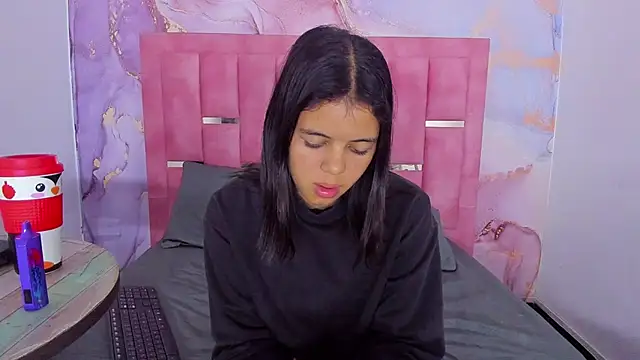 Snapshot of LizzMartin chatting on December 2024 10:28:02 PM LizzMartin online show from December 2024 10:28:02 PM