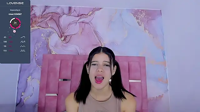 Snapshot of LizzMartin chatting on January 2025 07:10:01 PM LizzMartin online show from January 2025 07:10:01 PM