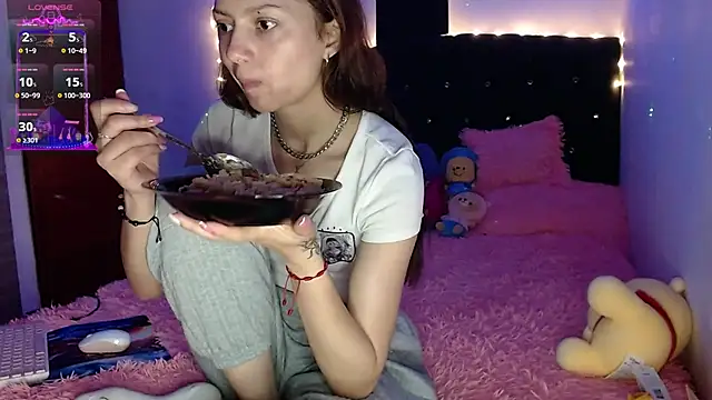 Snapshot of holy_juli chatting on March 2025 03:40:01 AM holy juli online show from March 2025 03:40:01 AM