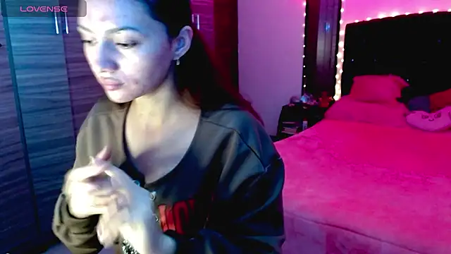 Snapshot of holy_juli chatting on November 2025 03:39:02 AM holy juli online show from November 2025 03:39:02 AM