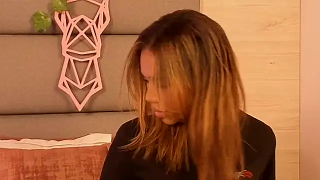 Snapshot of Lily_Miiller chatting on October 2025 06:58:02 PM Lily Miiller online show from October 2025 06:58:02 PM