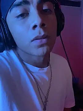 Snapshot of SkinnyHot444 chatting on December 2024 01:22:01 PM SkinnyHot444 online show from December 2024 01:22:01 PM