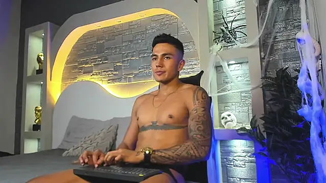 Aron Bolt online show from November 2025 08:33:02 PM