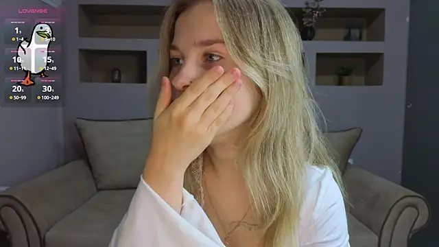 LinaCristonsen online show from November 2025 03:32:02 PM