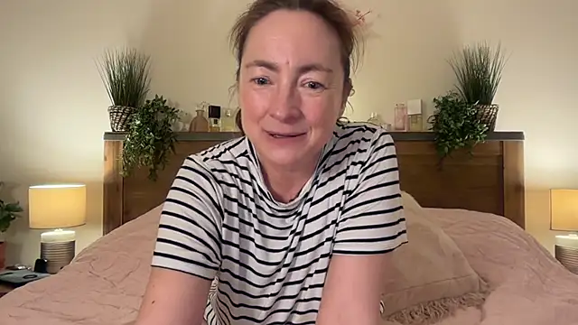 Snapshot of LouiseTswing chatting on December 2024 02:44:01 PM LouiseTswing online show from December 2024 02:44:01 PM