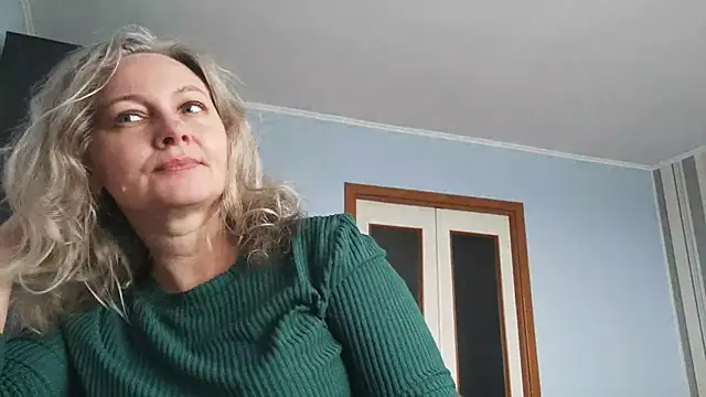 Snapshot of EdithManning chatting on April 2026 06:49:01 AM EdithManning online show from April 2026 06:49:01 AM