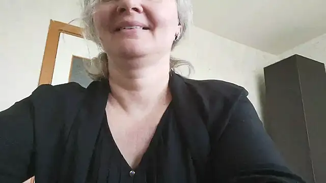 Snapshot of EdithManning chatting on May 2026 10:36:01 AM EdithManning online show from May 2026 10:36:01 AM