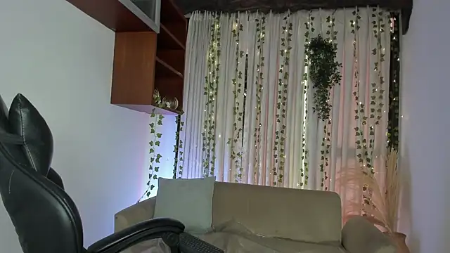 Snapshot of HannaRhodes chatting on November 2025 01:33:02 PM HannaRhodes online show from November 2025 01:33:02 PM