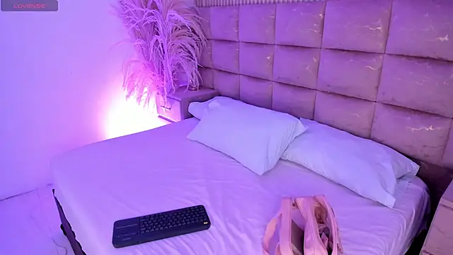 HannaRhodes online show from May 2026 01:41:01 PM