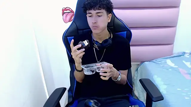 Snapshot of johnny_cagee chatting on December 2024 03:37:02 AM johnny cagee online show from December 2024 03:37:02 AM
