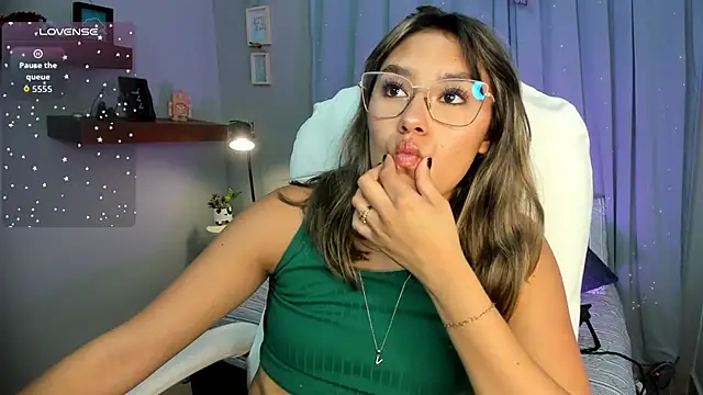 Snapshot of _Sophie__miller chatting on May 2026 08:04:02 PM Sophie miller online show from May 2026 08:04:02 PM