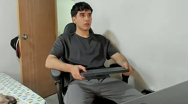 leo030809 online show from December 2024 10:12:01 PM