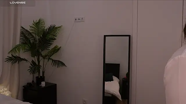 Lilly Colins online show from January 2025 02:41:01 PM