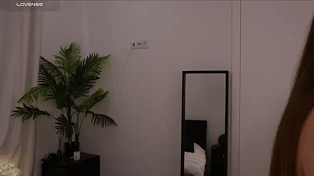 Lilly Colins online show from January 2025 09:39:01 PM