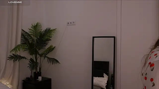 Lilly Colins online show from January 2025 02:55:01 PM