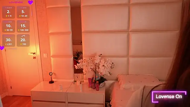 Lilly Colins online show from October 2025 07:03:02 PM